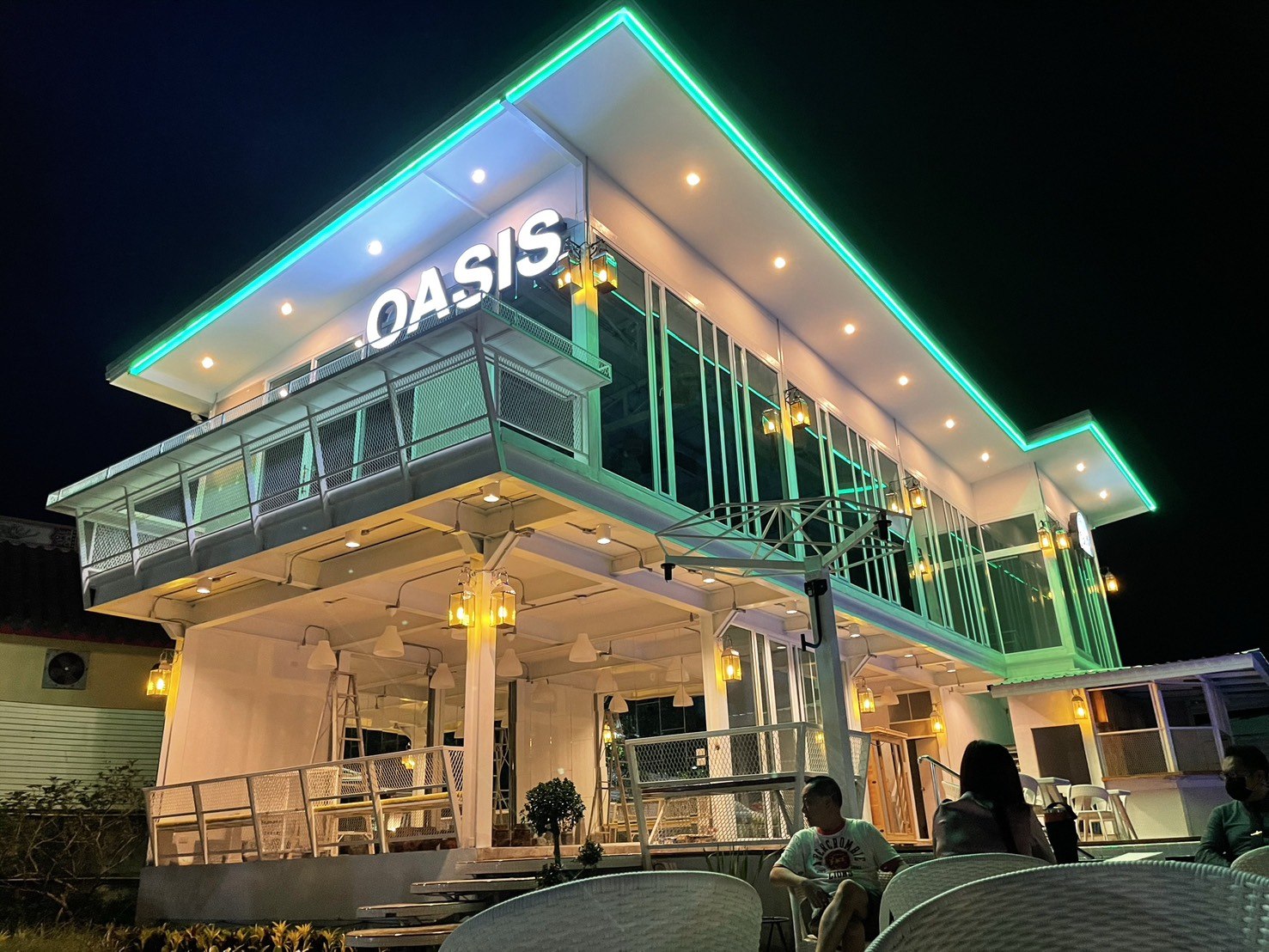 ร้านอาหารโอเอซีส - ไฟสวยงาม