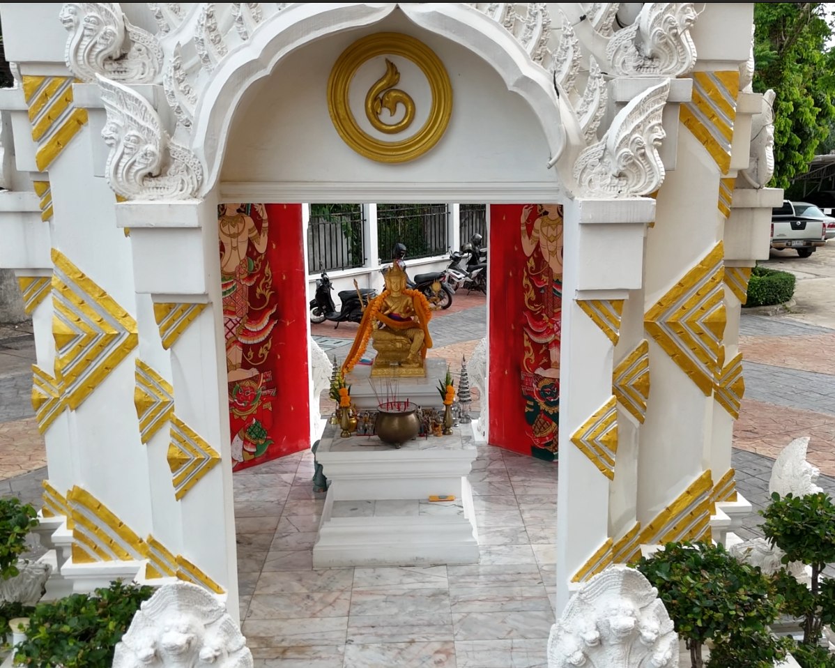 ศาลพระพรหมด้านในพร้อมพระพรหมองค์ประธาน