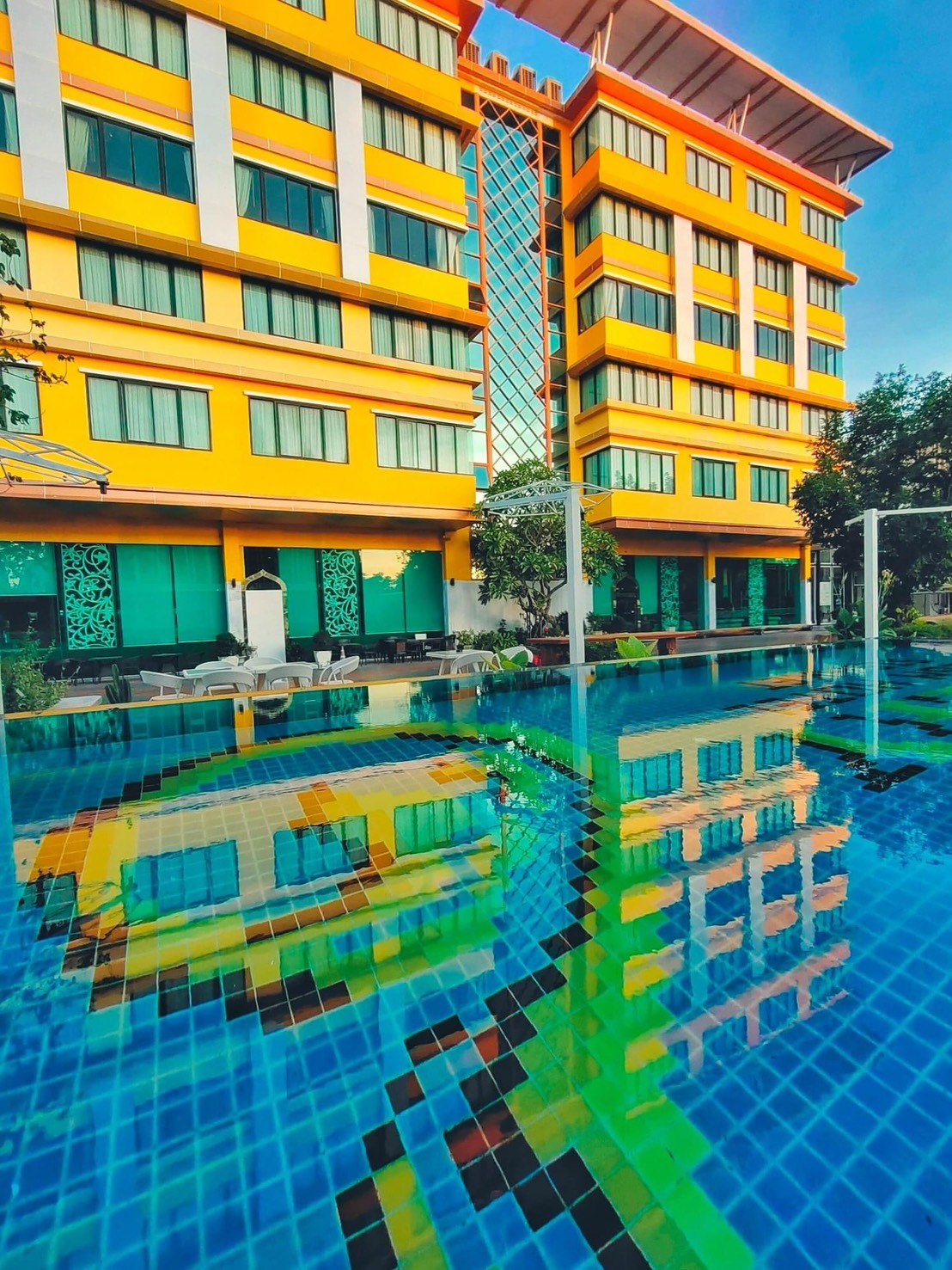 โรงแรมและสระว่ายน้ำ