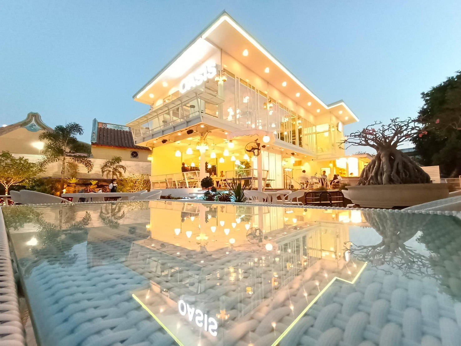 ร้านอาหารโอเอซีส สะท้อนน้ำ