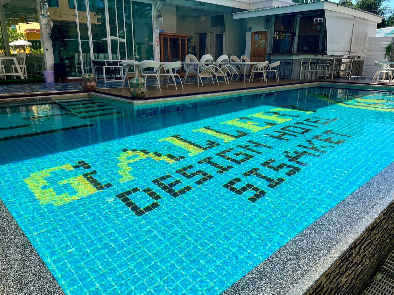 สระว่ายน้ำ Gallery Design Hotel ป้ายโลโก้กระเบื้อง