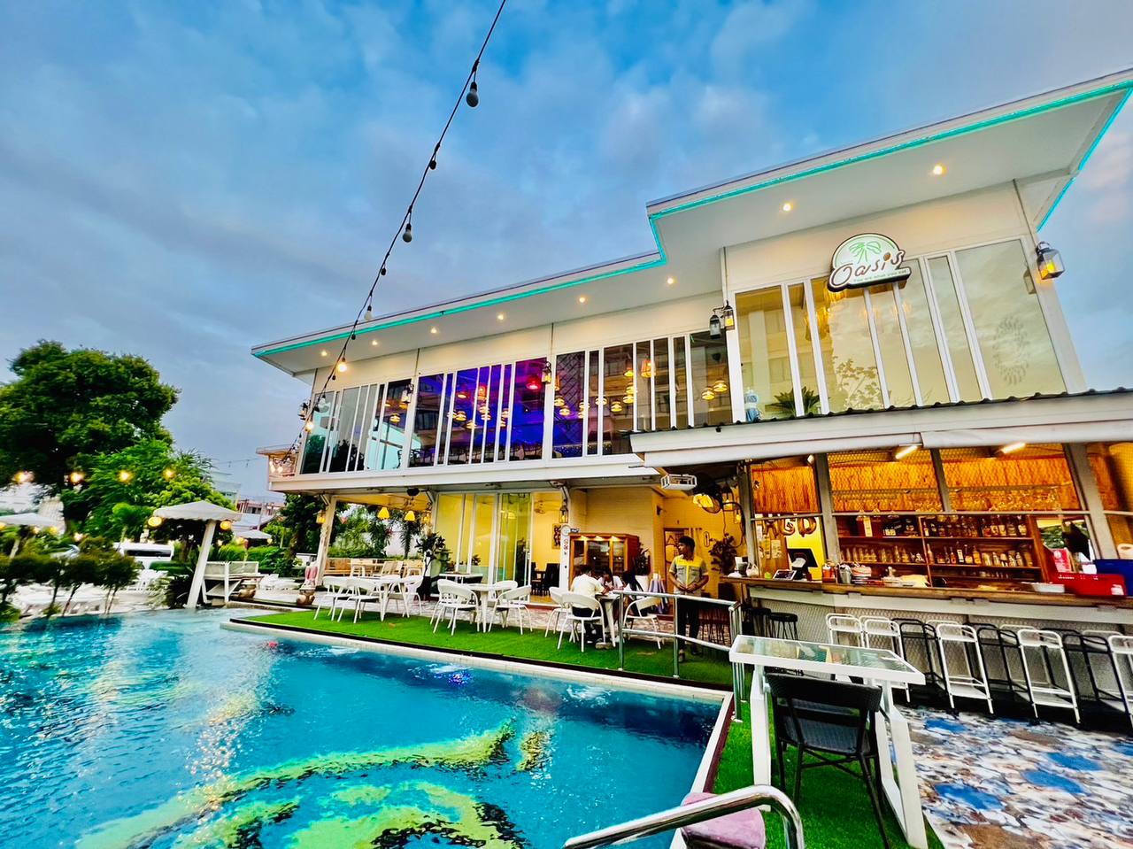 ร้านอาหาร Oasis และบาร์ริมสระว่ายน้ำยามค่ำคืน